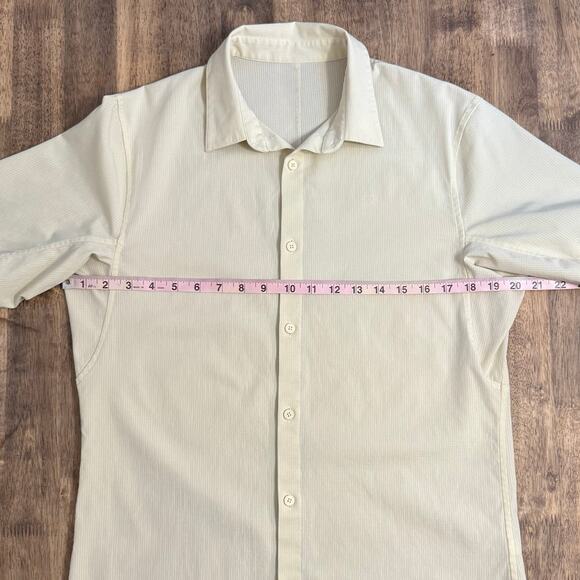 Lululemon Men’s Airing Easy Short Sleeve Shirt Heathered Lemon Chiffon Sz Small - Picture 6 of 10